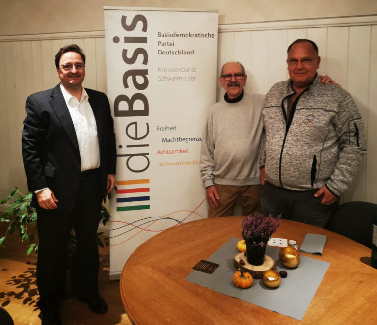 Rüdiger Schapner mit der neuen Doppelspitze des Kreisverbandes Schwalm-Eder Richard Fritsch und Stefan Götz