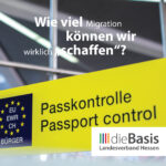 Das Bild zeigt die Passkontrolle bei der Einreise am Flughafen. Oben drüber steht: "Wie viel Migration können wir wirklich "schaffen"?